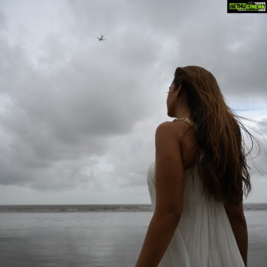 Preeti Jhangiani Instagram - Don’t let life pass you by... #lifelessons ——————————————————— Camera courtesy @nikonindiaofficial @yusufk1207 #nikon #NikonZ7 #nikonphotography #beach #darkclouds #airplane