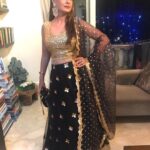 Preeti Jhangiani Instagram - Feeling lucky tonight 😉 #happydiwali #diwalinights #cards #cardsessions Outfit by @shrenahirawatofficial Earrings/ ring by @hemakhasturilabel Potli by @thelittleshopbymegha Styled by @gentleman_gaga