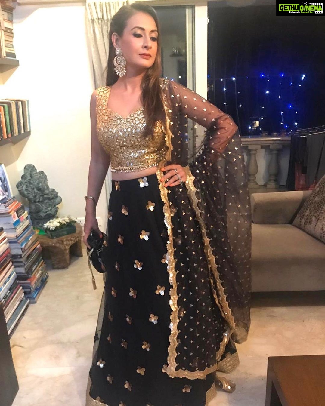 Preeti Jhangiani Instagram - Feeling lucky tonight 😉 #happydiwali #diwalinights #cards #cardsessions Outfit by @shrenahirawatofficial Earrings/ ring by @hemakhasturilabel Potli by @thelittleshopbymegha Styled by @gentleman_gaga