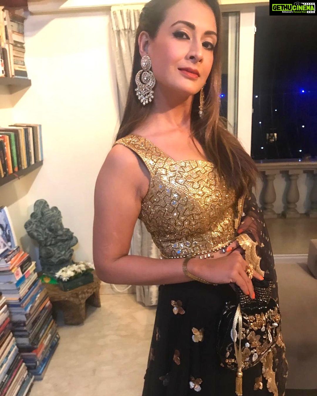 Preeti Jhangiani Instagram - Feeling lucky tonight 😉 #happydiwali #diwalinights #cards #cardsessions Outfit by @shrenahirawatofficial Earrings/ ring by @hemakhasturilabel Potli by @thelittleshopbymegha Styled by @gentleman_gaga