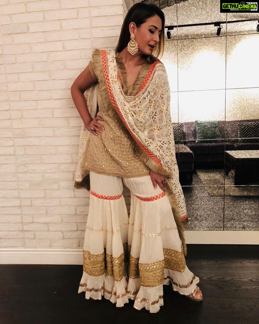 Preeti Jhangiani Instagram - Love love this beautiful and fun outfit @mirpurimaheka ❤️ All set for the #event tonight! What a fabulous initiative #mahekamirpuri ! Much love to you and respect for all the work you are doing for the underprivileged cancer patients #fashion #indianfashion #sharara #shararasuit