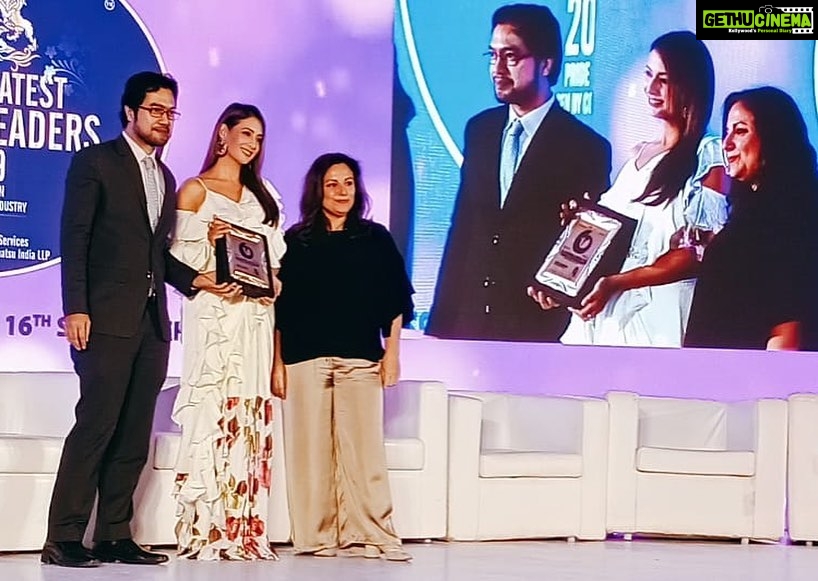 Preeti Jhangiani Instagram - Honoured to receive the #blackswanaward for #womenempowerment . Thank you @asiaoneurs Thank you @gunusahni for the beautiful #sari and @gentleman_gaga for the styling ❤️ Taj Lands End, Mumbai