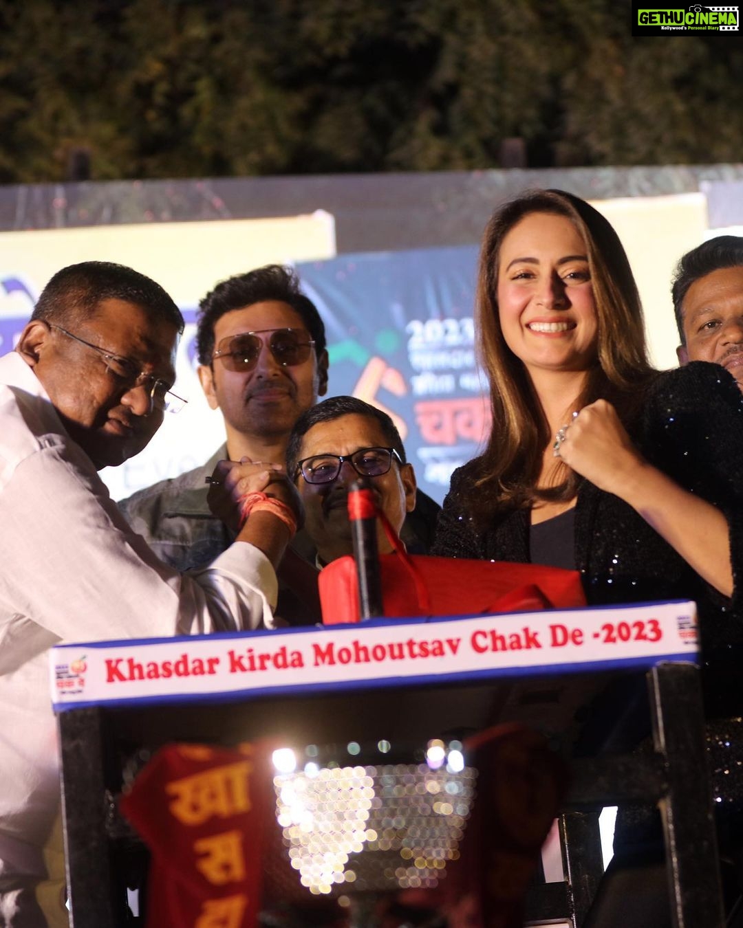 Preeti Jhangiani Instagram - Amazing atmosphere and fabulous initiative by Shri @gadkari.nitin ! To be the guest of honour at the #khasdarkridamahotsav, with more than 50 sports under its belt was an honour and a sporting experience like no other ! Let’s all work towards making India a sporting giant! @propanjaleague #armwrestling #sports #sportsevent #nagpur