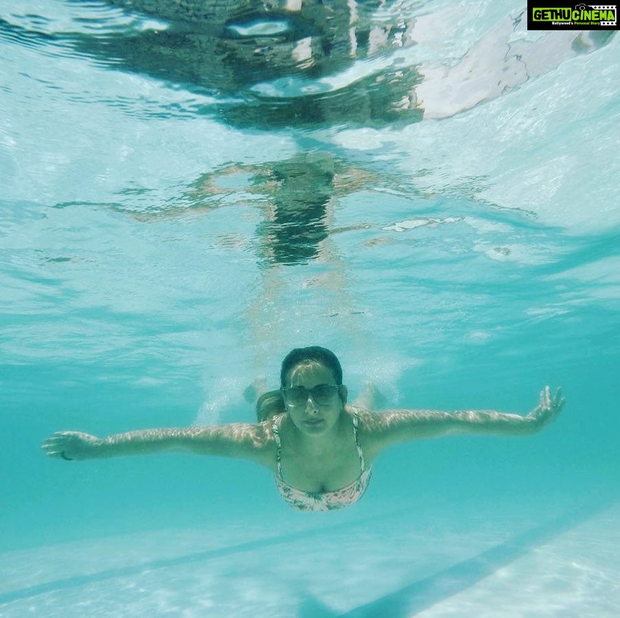 Preeti Jhangiani Instagram - Best way to beat those#mondayblues #monday #swim #bestexercise #cool #calm #pool