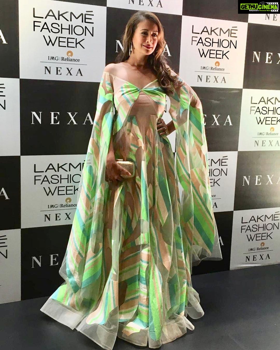 Preeti Jhangiani Instagram - At the @lakmefashionwk for @narayanjewels wearing their beautiful designs Outfit by @geishadesigns Clutch by @thelittleshopbymegha Styled by @gentleman_gaga Hair by @eltonsteve #lakmefashionweek2019 #lakmefashionweek St. Regis Hotel
