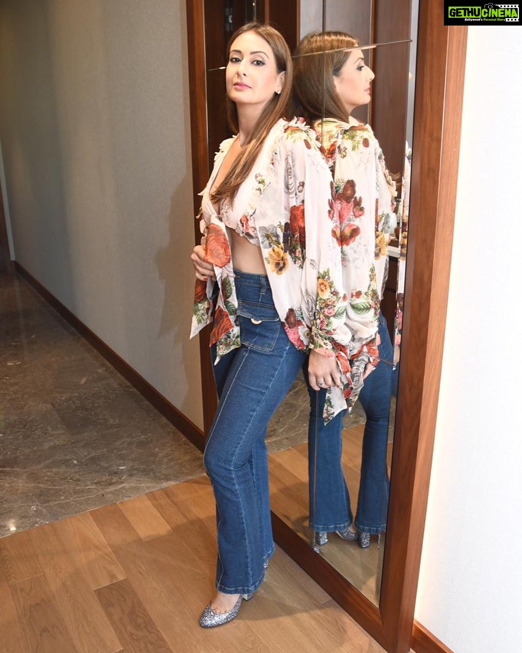 Preeti Jhangiani Instagram - #mirrormirroronthewall styled by @gentleman_gaga