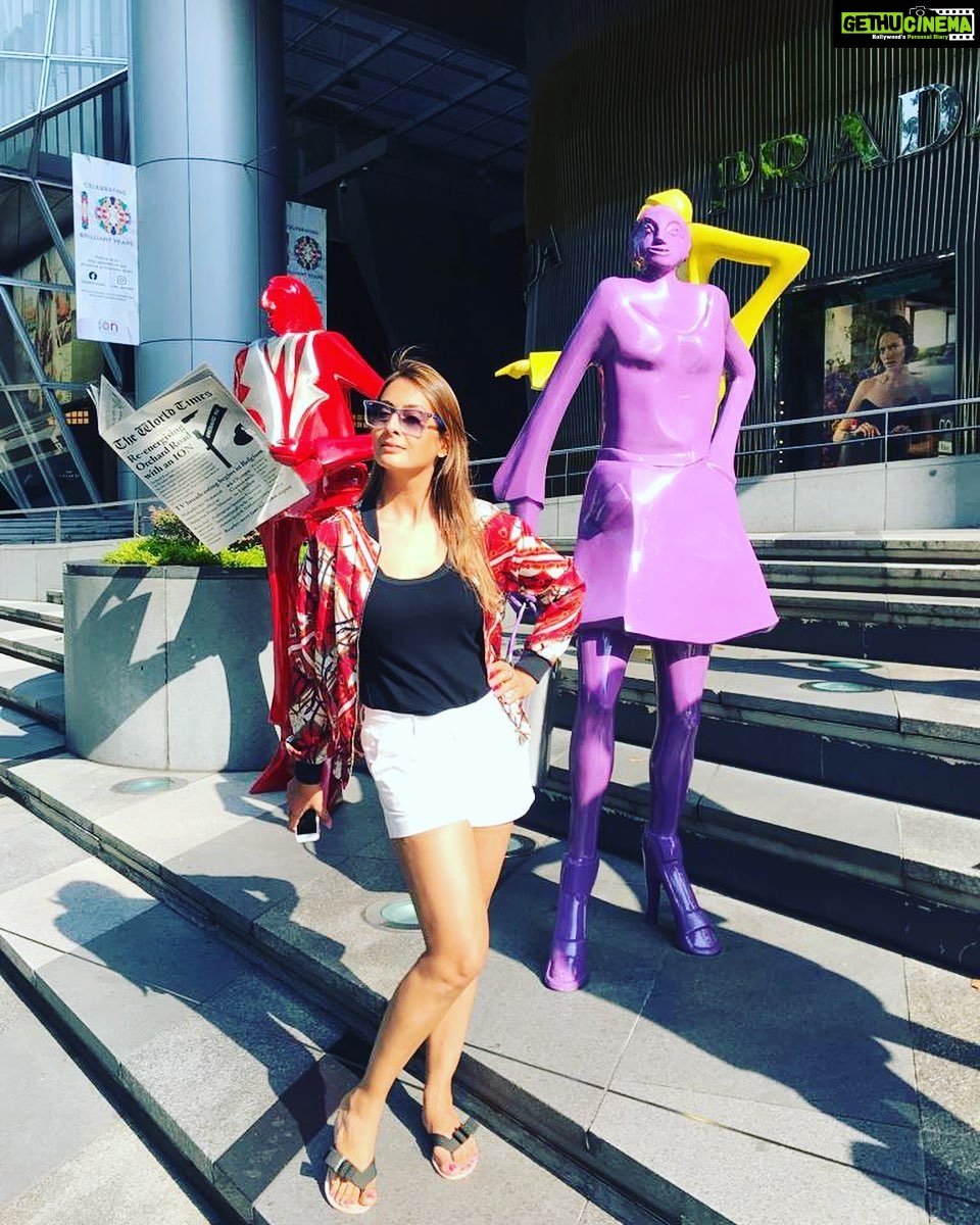 Preeti Jhangiani Instagram - When you find #funky #artwork #posewithit and #postit ! Does this count as #tuesdaylearning ? @visit_singapore #singapore