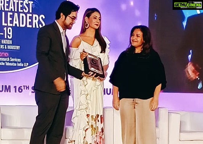 Preeti Jhangiani Instagram - Honoured to receive the #blackswanaward for #womenempowerment . Thank you @asiaoneurs Thank you @gunusahni for the beautiful #sari and @gentleman_gaga for the styling ❤️ Taj Lands End, Mumbai