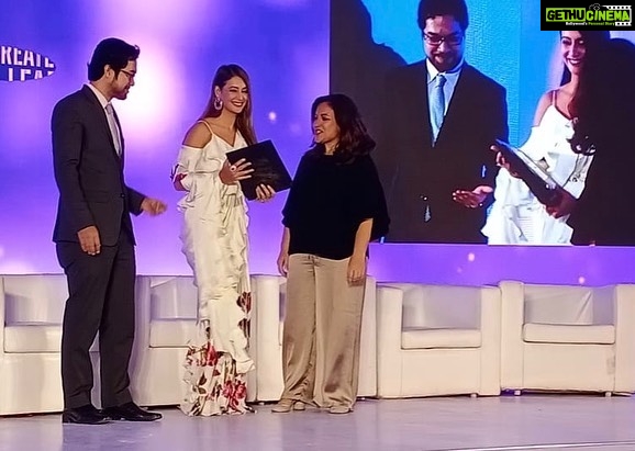 Preeti Jhangiani Instagram - Honoured to receive the #blackswanaward for #womenempowerment . Thank you @asiaoneurs Thank you @gunusahni for the beautiful #sari and @gentleman_gaga for the styling ❤️ Taj Lands End, Mumbai
