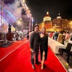 Preeti Jhangiani Instagram - What an electric evening ! What a setting and what a performance! @rickykej you were beyond words! Loved loved it! Thank you for inviting us to witness your brilliance! @dabasparvin #rickykej #rickykejlive #rickykejconcert #gatewayofindia Gateway of India ,Mumbai