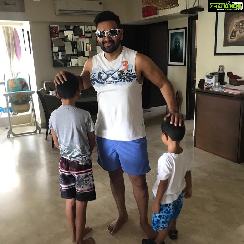 Preeti Jhangiani Instagram - #Daddycool @dabasparvin with his #fathersday gift 💝 Of course the boys know his obsession! #gameofthrones @gameofthrones #mug
