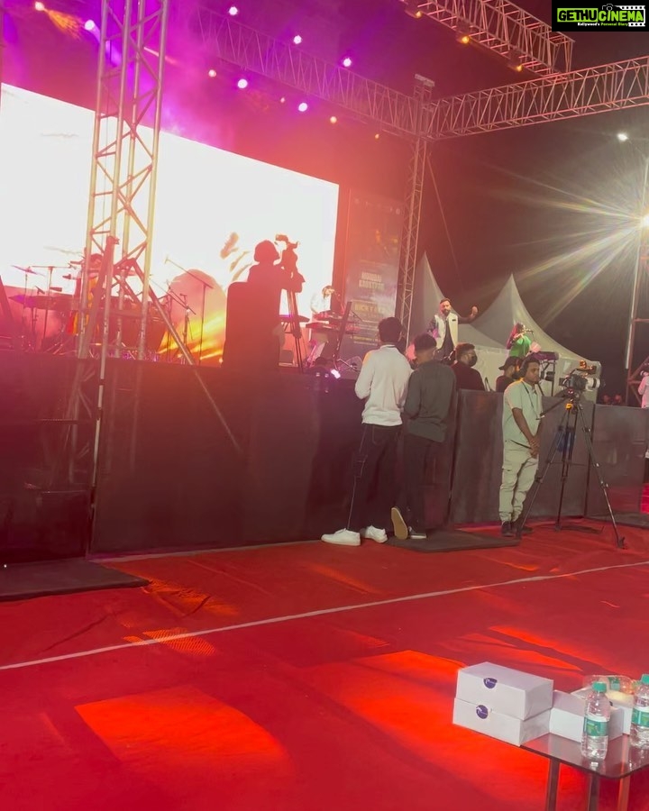 Preeti Jhangiani Instagram - What an electric evening ! What a setting and what a performance! @rickykej you were beyond words! Loved loved it! Thank you for inviting us to witness your brilliance! @dabasparvin #rickykej #rickykejlive #rickykejconcert #gatewayofindia Gateway of India ,Mumbai