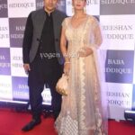 Preeti Jhangiani Instagram - #Repost @yogenshah_s with @get_repost ・・・ @jhangianipreeti and @dabasparvin at @babasiddiqueofficial and #zeeshansiddique Iftaar Party in #Mumbai . #preetijhangiani #iftaarparty #iftaari #Ramzan #bollywoodstars #actors #yogenshah @yogenshah_s