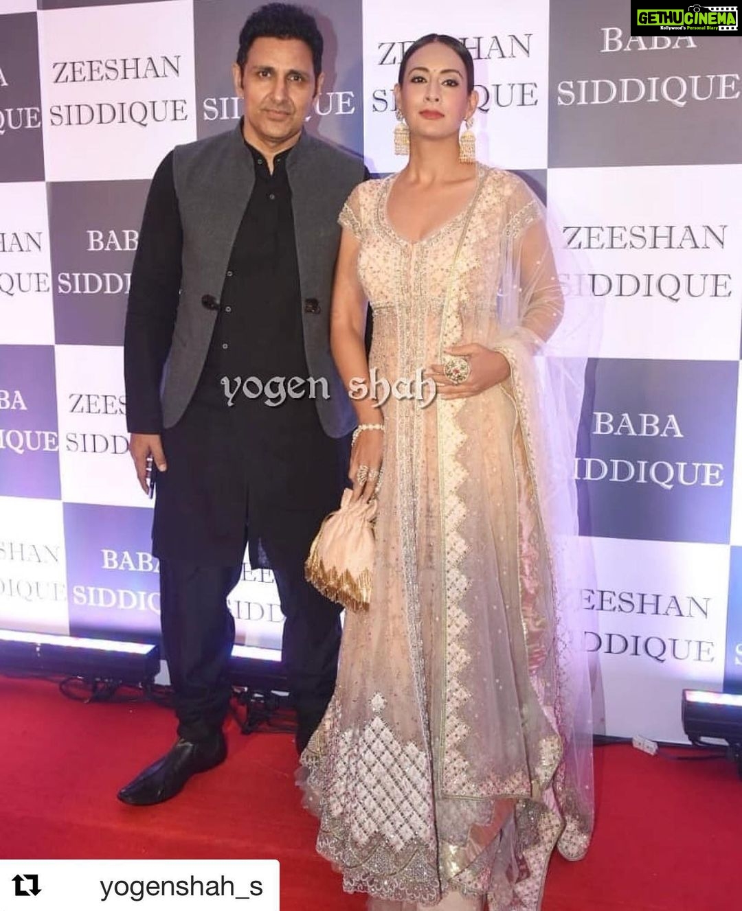 Preeti Jhangiani Instagram - #Repost @yogenshah_s with @get_repost ・・・ @jhangianipreeti and @dabasparvin at @babasiddiqueofficial and #zeeshansiddique Iftaar Party in #Mumbai . #preetijhangiani #iftaarparty #iftaari #Ramzan #bollywoodstars #actors #yogenshah @yogenshah_s