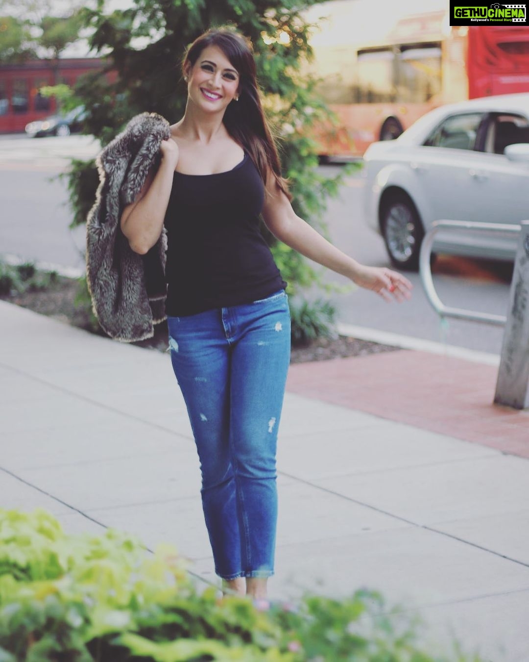 Preeti Jhangiani Instagram - Don’t worry #behappy .. #whateverwillbewillbe