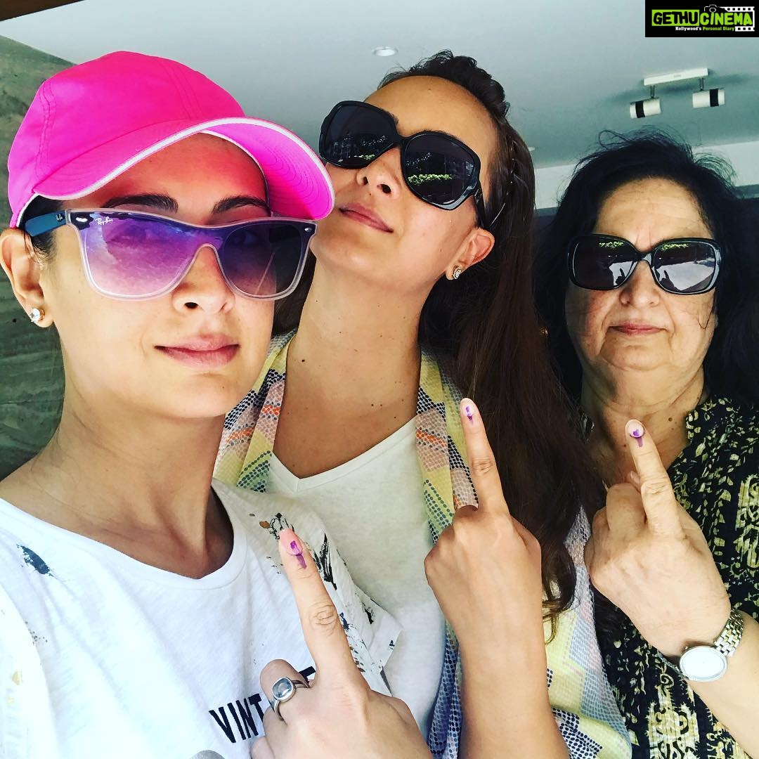 Preeti Jhangiani Instagram - The family that #votes together ... #vote #votekarmumbai #loksabhaelections2019 #jaihind @maddampresident @menkajhangiani