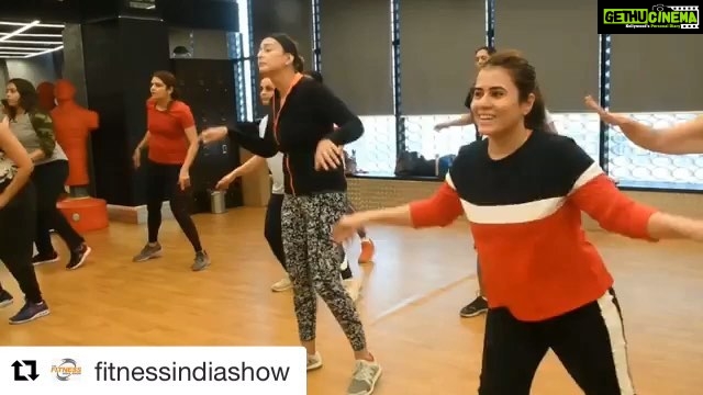 Preeti Jhangiani Instagram - #Repost @fitnessindiashow with @get_repost ・・・ Episode 4 of Sculpt X 2 Weeks Challenge is on your way, watch the full episode on Sony LIV & www.fitnessindiashow.com. with @jhangianipreeti & @rahul_pardasany at @resetlifeindia #SculptXWithRahulPardasany #noexcuses #fitnessisawayoflife #fitnessgoal #strengthtraining #fitnotskinny #preflight #fitnessmotivation #fitnessjourney #workout #workoutchallenge #gym #gymnastics #squats #flexibility #strong #strentgh #fitness #fitnessgoals #fit #dance #fitnesstransformation #fitnesslife #fitnessfreak #fitnessaddict #bollywoodfitness #bollywoodworkout #workoutroutine #workoutmotivation RESET