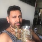 Preeti Jhangiani Instagram - #Daddycool @dabasparvin with his #fathersday gift 💝 Of course the boys know his obsession! #gameofthrones @gameofthrones #mug