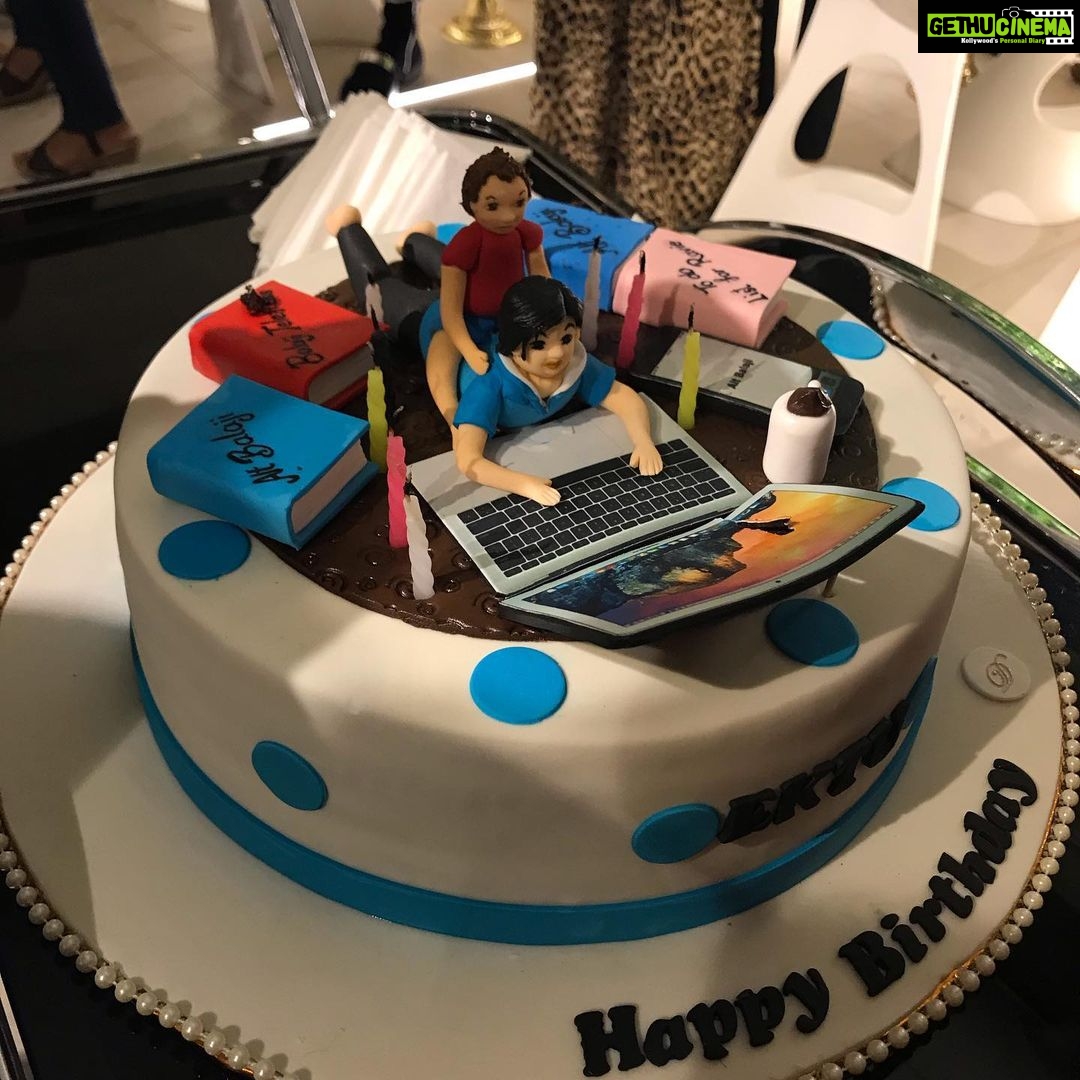 Preeti Jhangiani Instagram - What a fun, crazy night ! Happy happy birthday @ektaravikapoor 💃🏻May you go from strength to strength! That cake defines you completely 😘