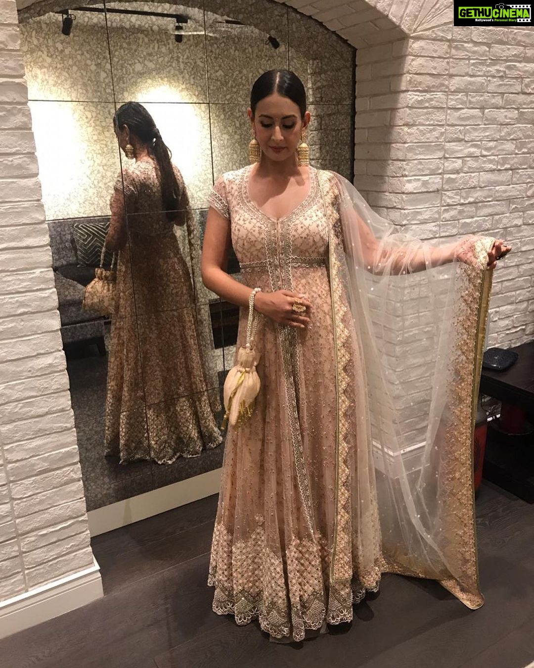 Preeti Jhangiani Instagram - Thank you @gentleman_gaga for putting together this look last minute! Absolutely love my outfit by @geishadesigns ! All accessories by my fav @hemakhasturilabel and potli by @thelittleshopbymegha