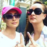 Preeti Jhangiani Instagram - The family that #votes together ... #vote #votekarmumbai #loksabhaelections2019 #jaihind @maddampresident @menkajhangiani