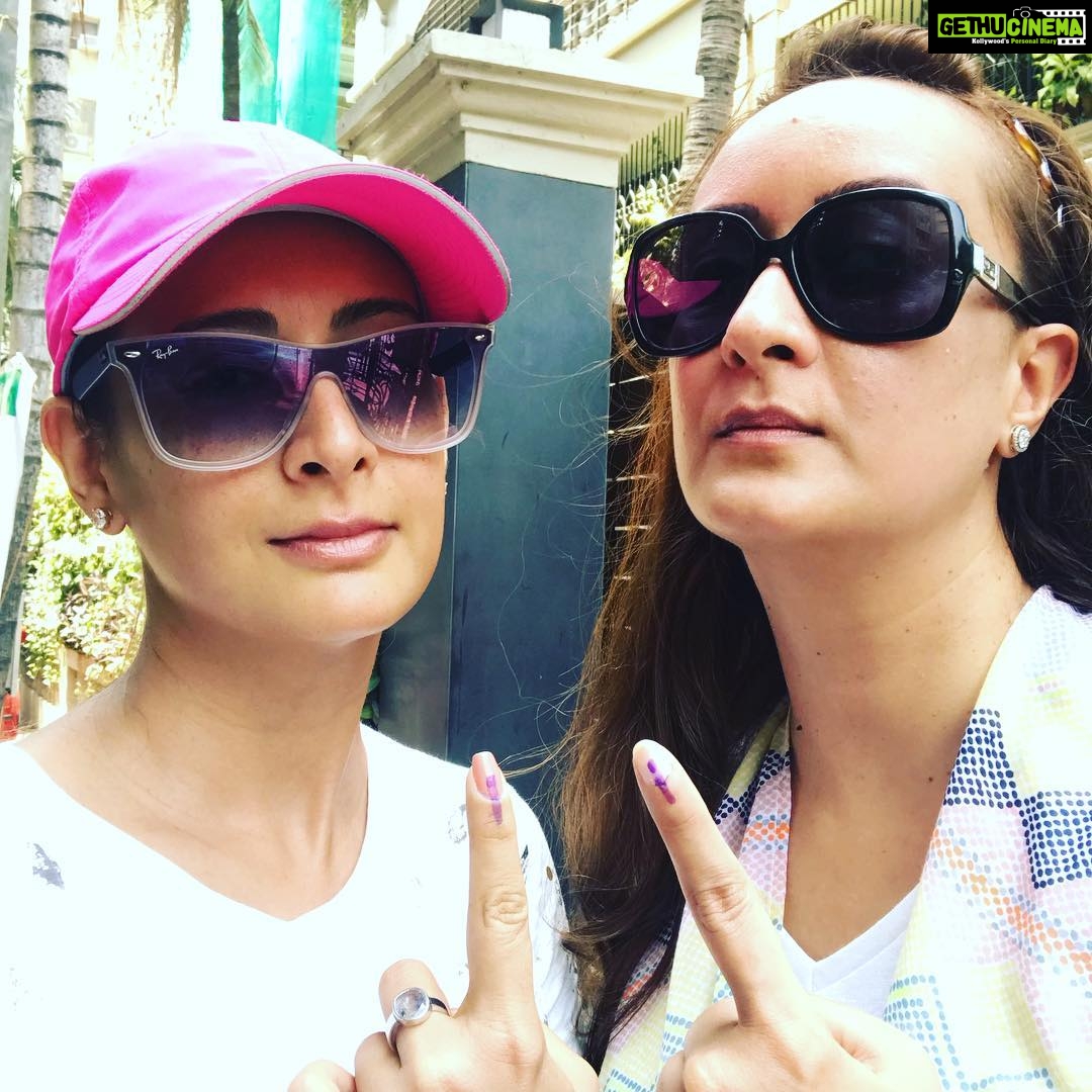 Preeti Jhangiani Instagram - The family that #votes together ... #vote #votekarmumbai #loksabhaelections2019 #jaihind @maddampresident @menkajhangiani
