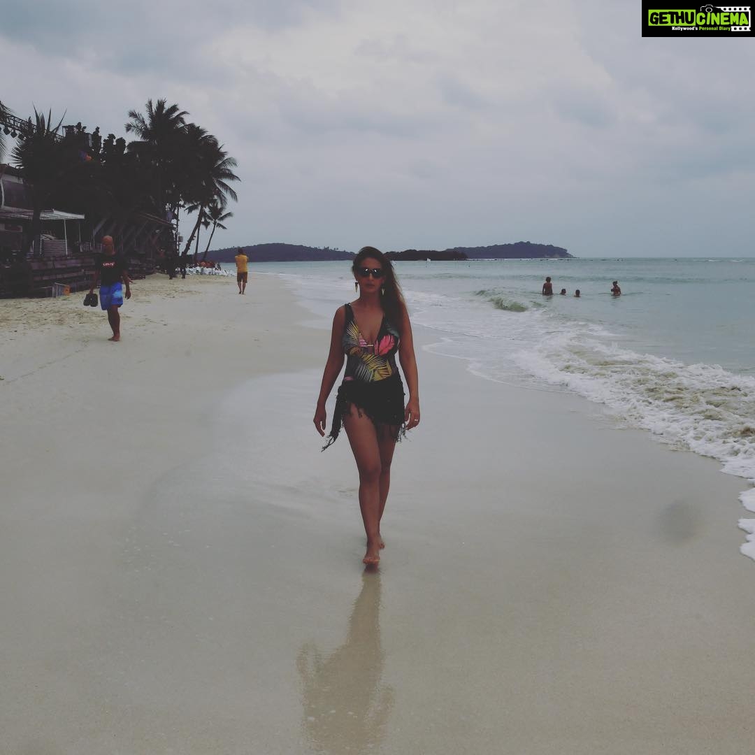 Preeti Jhangiani Instagram - Good #vibes happen on the #tides #beachplease Really wish this wasn’t a #throwback