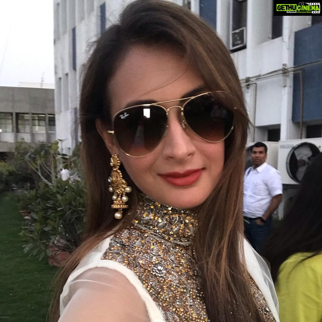 Preeti Jhangiani Instagram - Quick #selfie in between interviews! At the Sahara Patna office #patnadiaries Sahara India Pariwar
