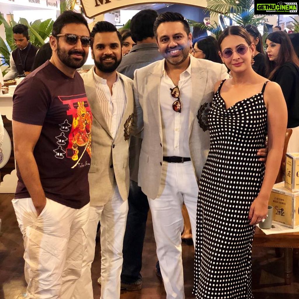 Preeti Jhangiani Instagram - Of High tea and fun conversations .. Thank you @karancito and @nitipedia for a fun evening 😘 @llwindia #luxurylifestyleweekend2019