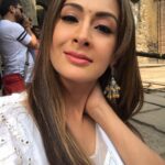 Preeti Jhangiani Instagram - At the shoot of my film #muavzaa yesterday at the picturesque #vasaifort ..Stunning double toned Jhumkas by @amuktika @amuktikabyannanya outfit by @saileerajpure make up by @aftabmakeup hair by @azizajendi