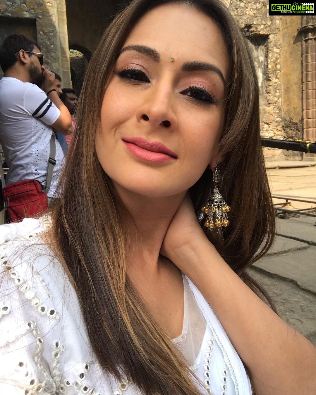 Preeti Jhangiani Instagram - At the shoot of my film #muavzaa yesterday at the picturesque #vasaifort ..Stunning double toned Jhumkas by @amuktika @amuktikabyannanya outfit by @saileerajpure make up by @aftabmakeup hair by @azizajendi