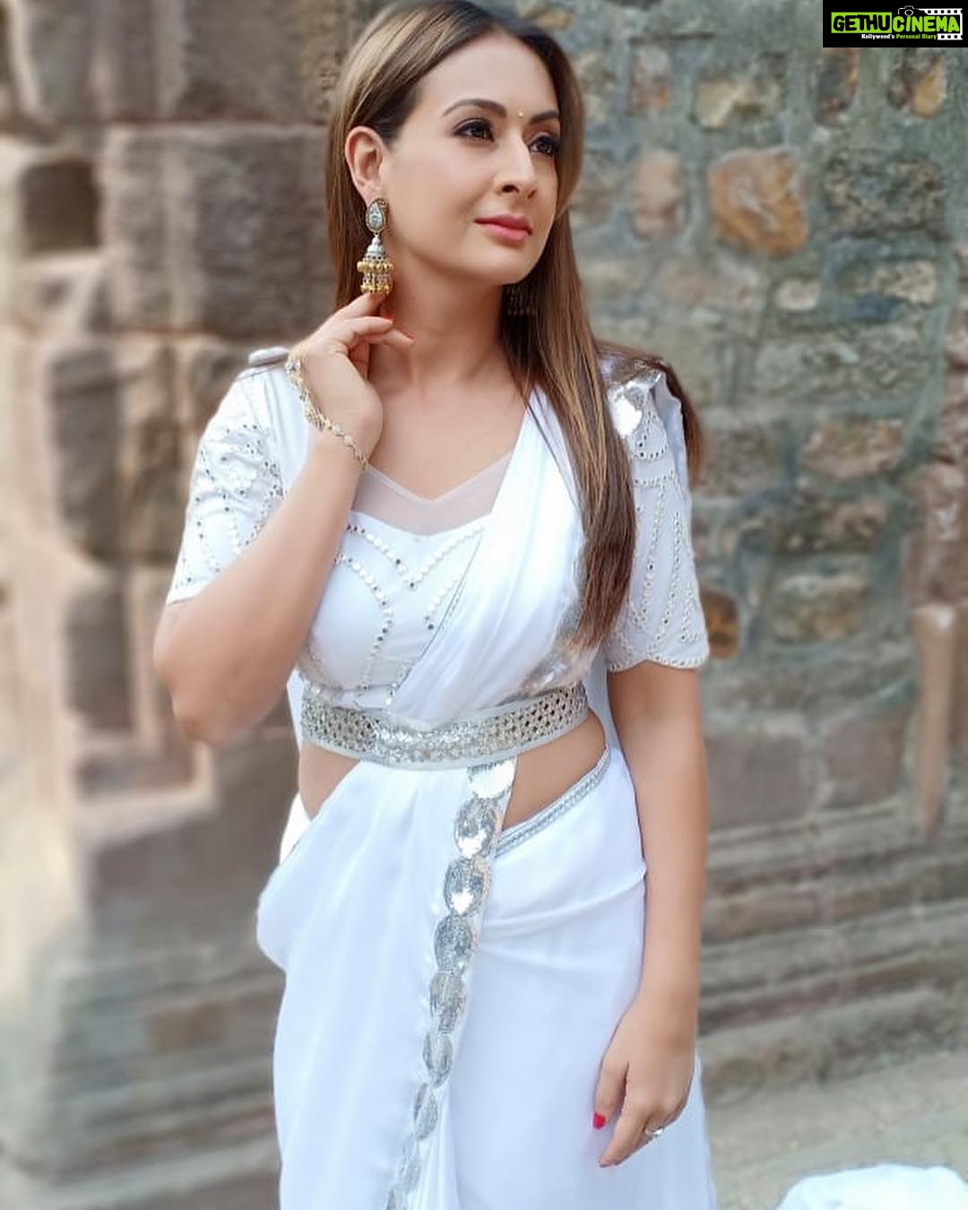 Preeti Jhangiani Instagram - At the shoot of my film #muavzaa yesterday at the picturesque #vasaifort ..Stunning double toned Jhumkas by @amuktika @amuktikabyannanya outfit by @saileerajpure make up by @aftabmakeup hair by @azizajendi