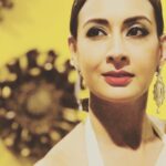 Preeti Jhangiani Instagram - Wedding #reception ready . Wearing one of my most favourite #saris from my personal collection #offwhite #chikankari #classic Earrings from my own wedding reception by @anmoljewellers Bangalore, India