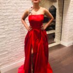 Preeti Jhangiani Instagram - When you’re feeling #blue.... wear #red! For the #itaawards2018 #itaawards #ita2018 wearing a fabulous #custommade #custom gown by @namisutra styled by Nami M of #namisutra #namisutralabel #handcuffs #handcuffsinhighfashion . Baubles by my favourite @satyanifinejewels @shravansatyani1 #kabirsatyani