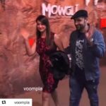 Preeti Jhangiani Instagram - #Repost @voompla with @get_repost ・・・ Remember Preeti Jhangiani from Mohabbatein?? Yaaaas the pretty lady came down to a premiere event with hubby Parvin Dabas earlier in the week... love the look on her face when she couldn’t frame the selfie... luckily her knight in shining armour comes to the rescue 😜😜❤️❤️ FOLLOW 👉 @voompla INQUIRIES 👉 @ppbakshi . #voompla #bollywood #preetijhangiani #parvindabas #bollywoodstyle #bollywoodfashion #mumbaidiaries #delhidiaries #mohabbatein #selfietime #selfiesesh #gorgeouslady #indianactress #bollywoodactress #bollywoodactresses