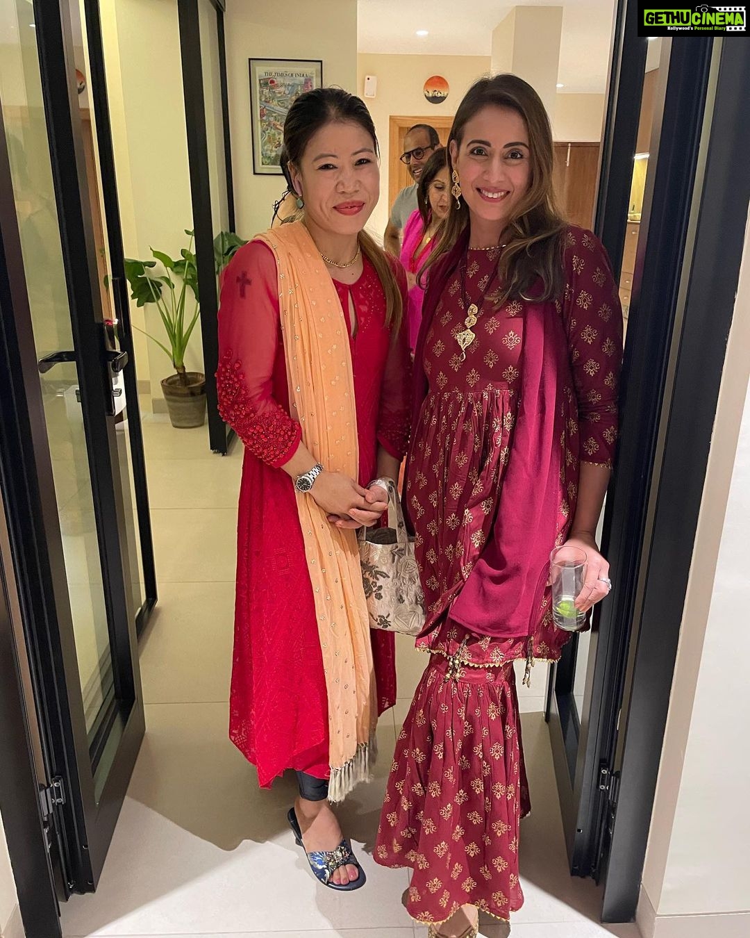 Preeti Jhangiani Instagram - Thank you @rkalra , @seema.clayartistry and Himal for the lovely housewarming sundowner ! Even had a fan girl moment with the legendary @mcmary.kom !
