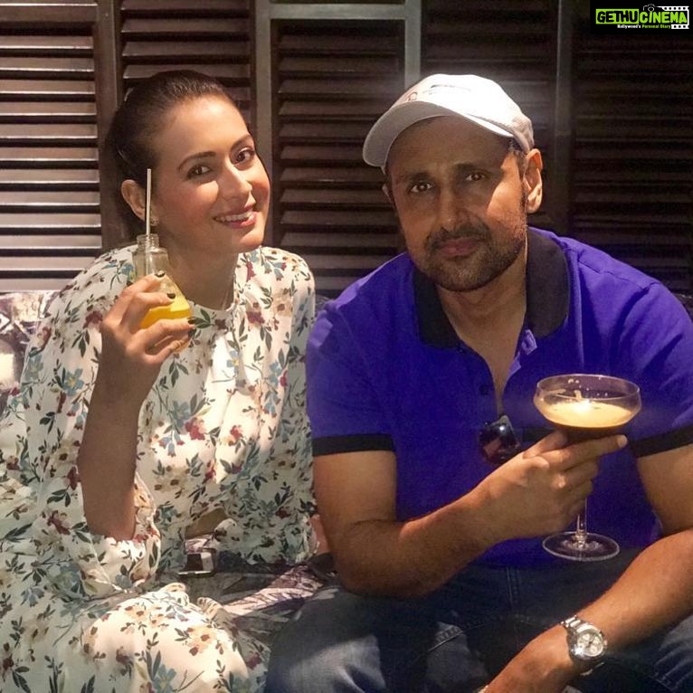 Preeti Jhangiani Instagram - Lunch date with hubby @dabasparvin #toomanycocktails at #arc @courtyardmumbai Courtyard by Marriott Mumbai International Airport