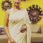 Preeti Jhangiani Instagram - Wedding #reception ready . Wearing one of my most favourite #saris from my personal collection #offwhite #chikankari #classic Earrings from my own wedding reception by @anmoljewellers Bangalore, India