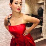 Preeti Jhangiani Instagram - When you’re feeling #blue.... wear #red! For the #itaawards2018 #itaawards #ita2018 wearing a fabulous #custommade #custom gown by @namisutra styled by Nami M of #namisutra #namisutralabel #handcuffs #handcuffsinhighfashion . Baubles by my favourite @satyanifinejewels @shravansatyani1 #kabirsatyani