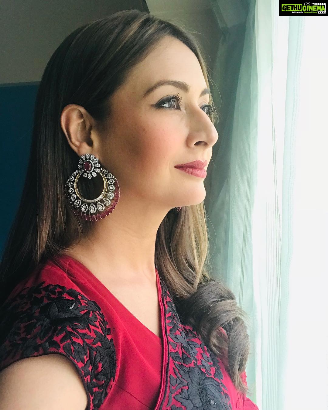 Preeti Jhangiani Instagram - What does #today hold for me? Ready for the #trailerlaunch of #ThePushkarLodge #featurefilm #film #filmtrailer #sari #parsigara #classic #timeless