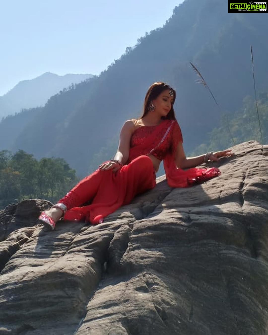 Preeti Jhangiani Instagram - Whatever it takes or how my heart breaks I will be right here waiting for you #richardmarx #beautiful #locale outfit @dsouza6486