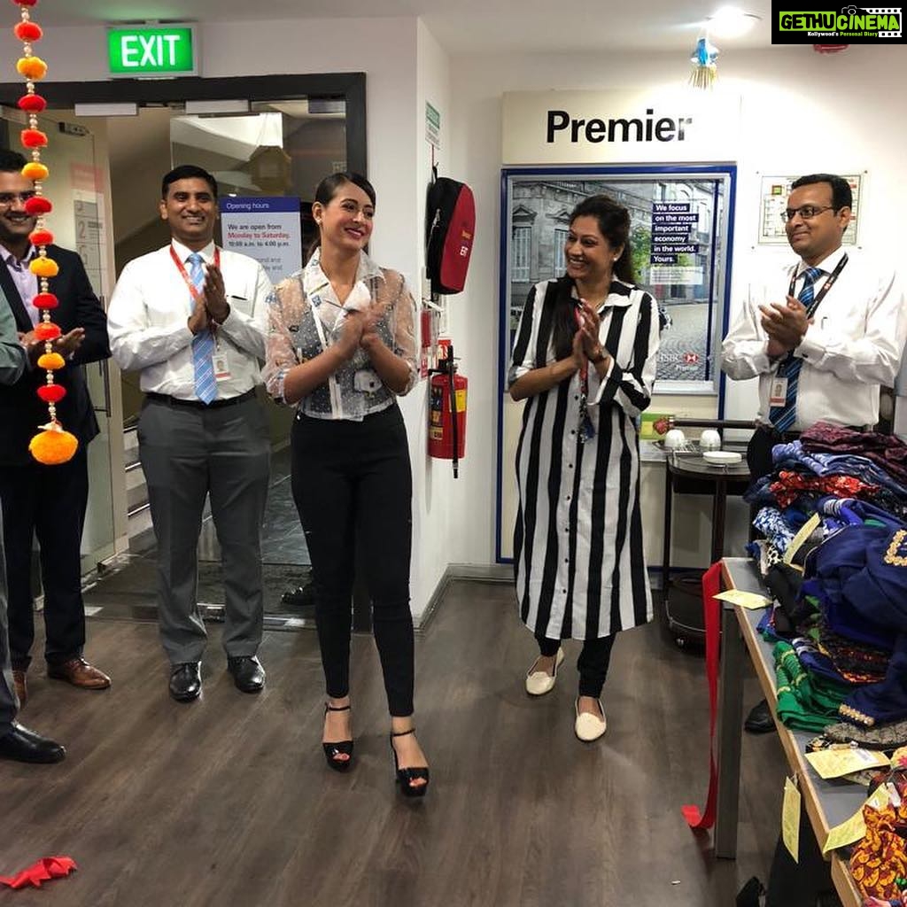 Preeti Jhangiani Instagram - Inaugurating the Helping Hand Mela at the @hsbc #hsbc #bandra branch ... Great initiative by Hsbc! All the proceeds from today go towards the #ngo #creativehandicrafts HSBC
