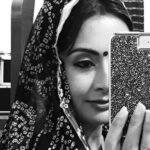 Preeti Jhangiani Instagram - Shoot diaries #sneakpeak #look #farmerslife #blackandwhite #blackandwhitephotography #bandhini #bandhinisarees #mirrorselfie Great Rann of Kutch