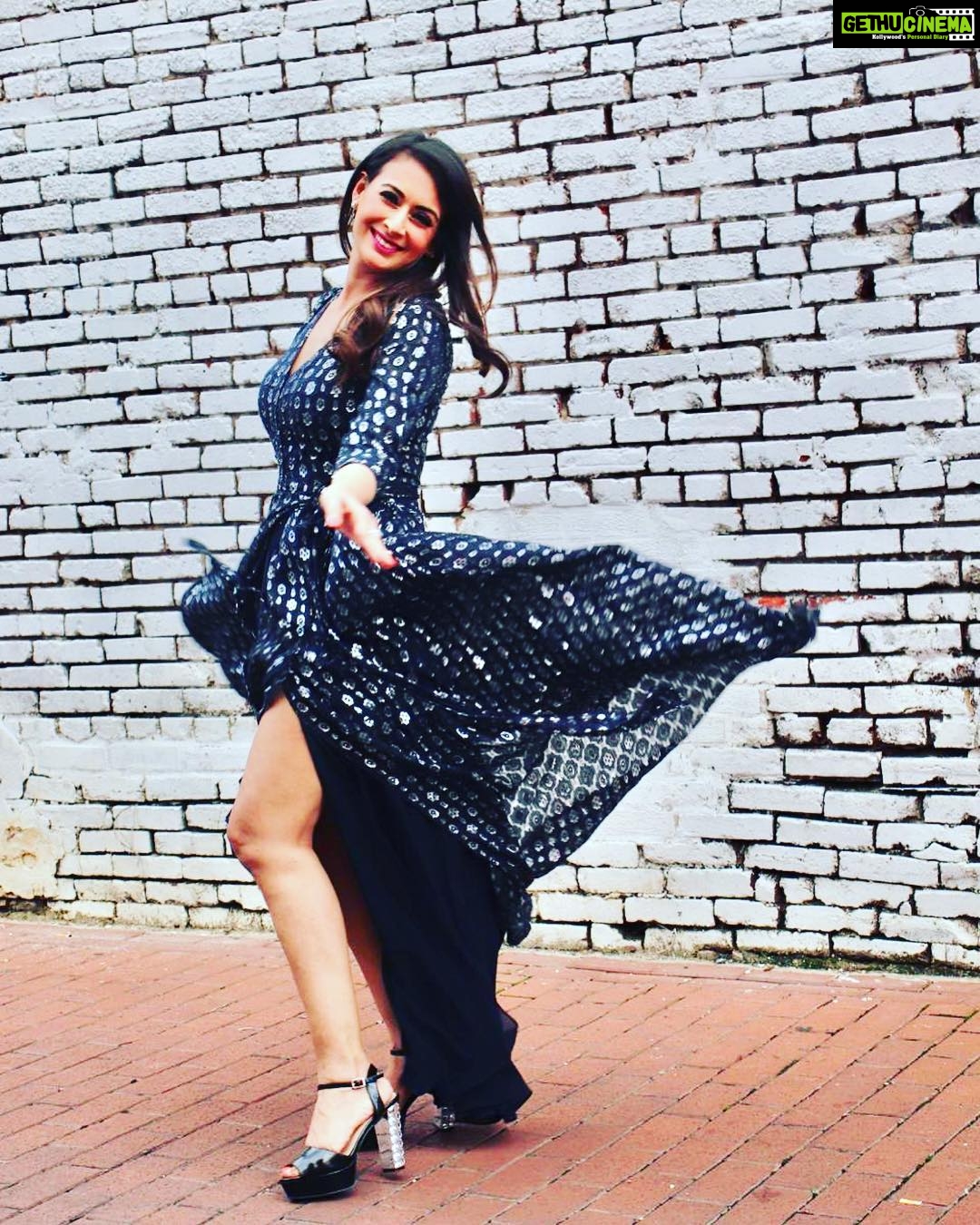 Preeti Jhangiani Instagram - On my way to judge the #grandfinale of #dancingsuperstar #jalwa #2018 #damoh #finalists hope you’re ready to show me some of your best moves 💃🏻
