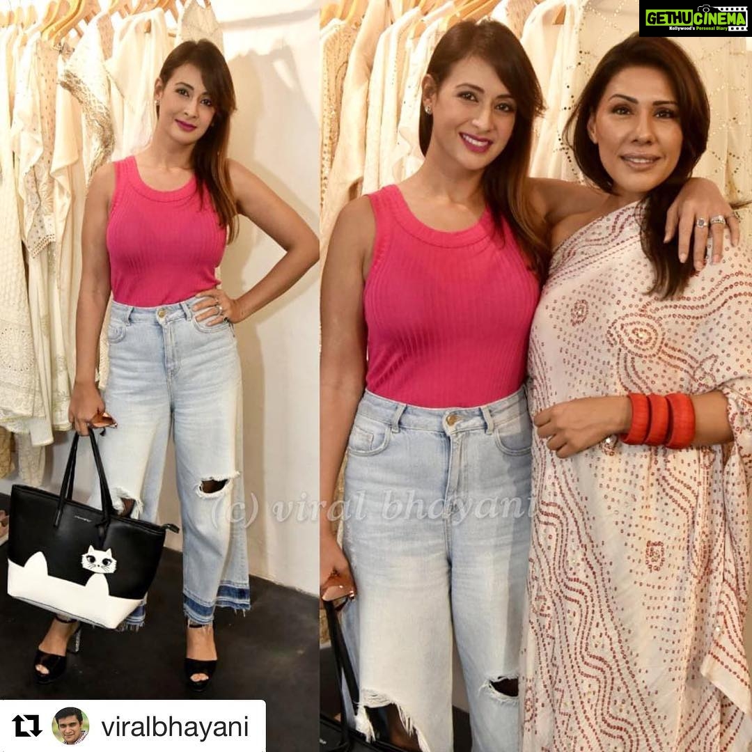 Preeti Jhangiani Instagram - Congratulations @reshmamerchant @aparnabadlani and @atosa_mumbai on this beautiful new store! #repost @viralbhayani with @get_repost ・・・ Pretty cat 🙀 @jhangianipreeti with designer @reshmamerchant at @atosa_mumbai launch at Pali Mala Road. @viralbhayani
