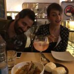 Preeti Jhangiani Instagram - The #softshellcrab or the #gincocktail first? @dabasparvin @toastandtonic Thank you @mahima_jalan for the picture!