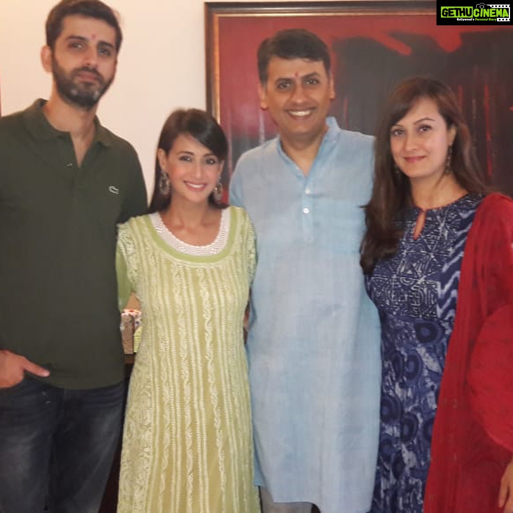 Preeti Jhangiani Instagram - Next #rakhi im wearing heels !#rakhshabandhan #tallbrothers #protection #love ❤️ @thadanipavan @puneetthadani @maddampresident