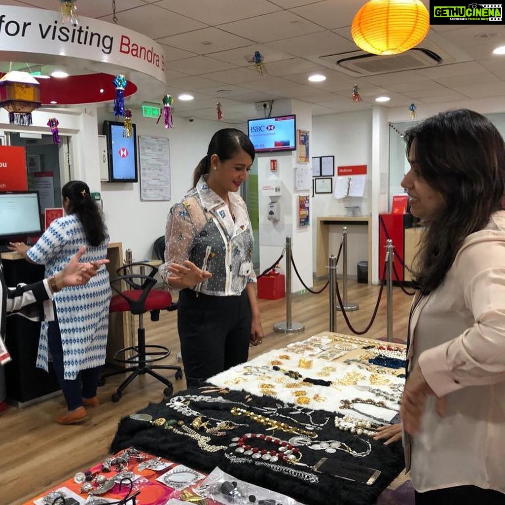 Preeti Jhangiani Instagram - Inaugurating the Helping Hand Mela at the @hsbc #hsbc #bandra branch ... Great initiative by Hsbc! All the proceeds from today go towards the #ngo #creativehandicrafts HSBC