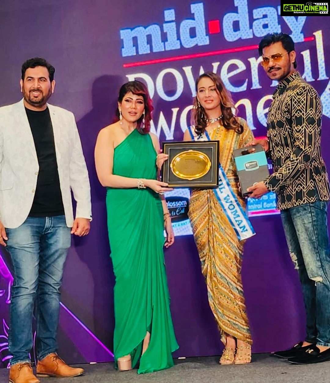 Preeti Jhangiani Instagram - Thank you @middayindia #middaypowerfulwomen for conferring me with ‘Sports Entrepreneur of the Year’ award for The @propanjaleague 🙏 Miles more to go 💪