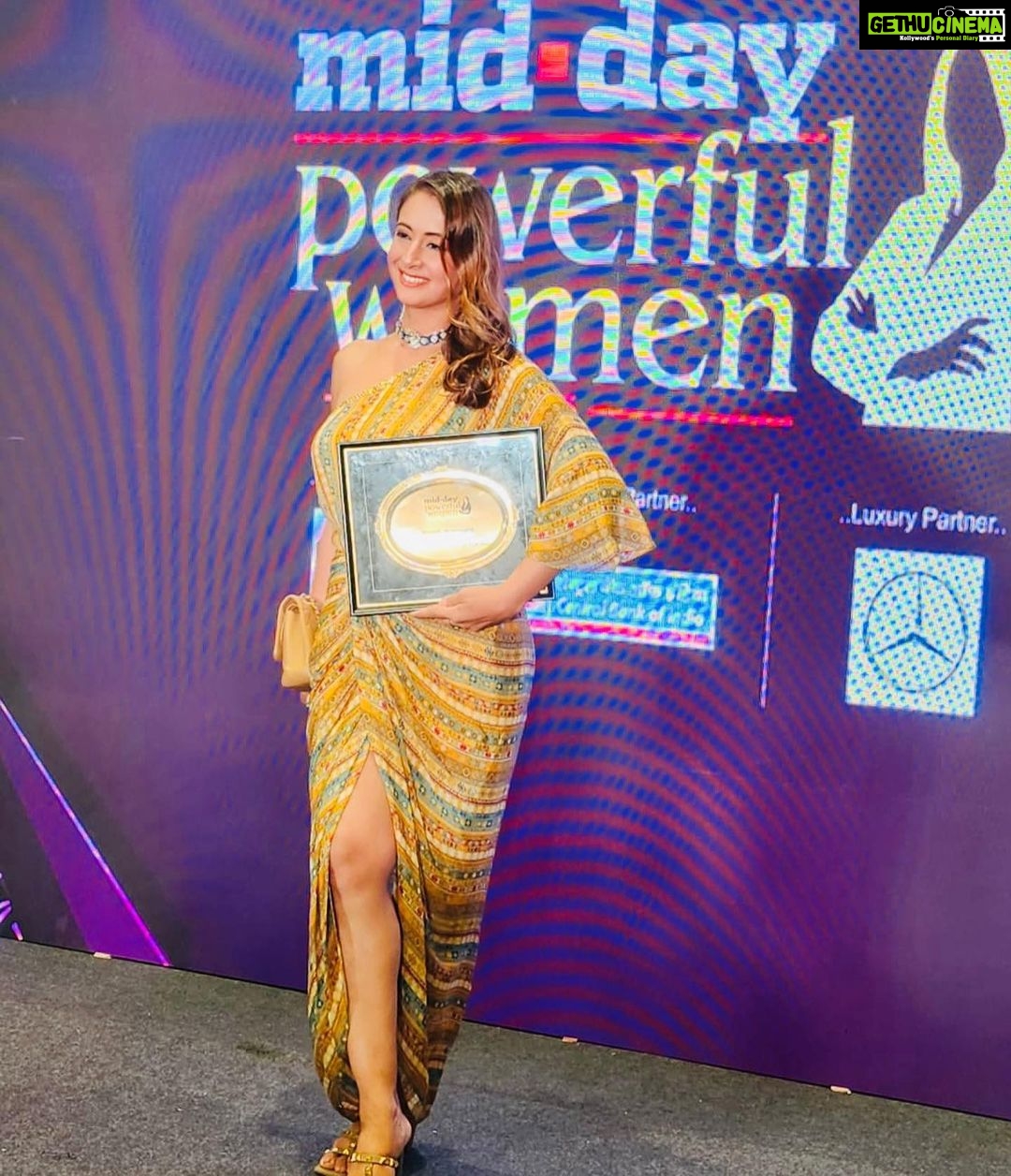 Preeti Jhangiani Instagram - Thank you @middayindia #middaypowerfulwomen for conferring me with ‘Sports Entrepreneur of the Year’ award for The @propanjaleague 🙏 Miles more to go 💪